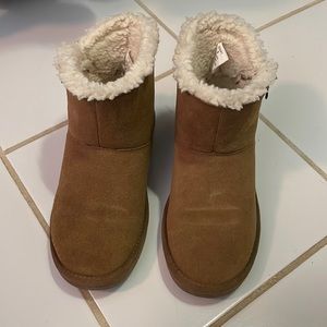 Brown fuzzy Minnetonka boots size 6
